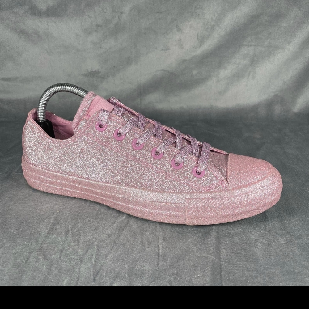 ISO Pink glitter converse size 6 womens